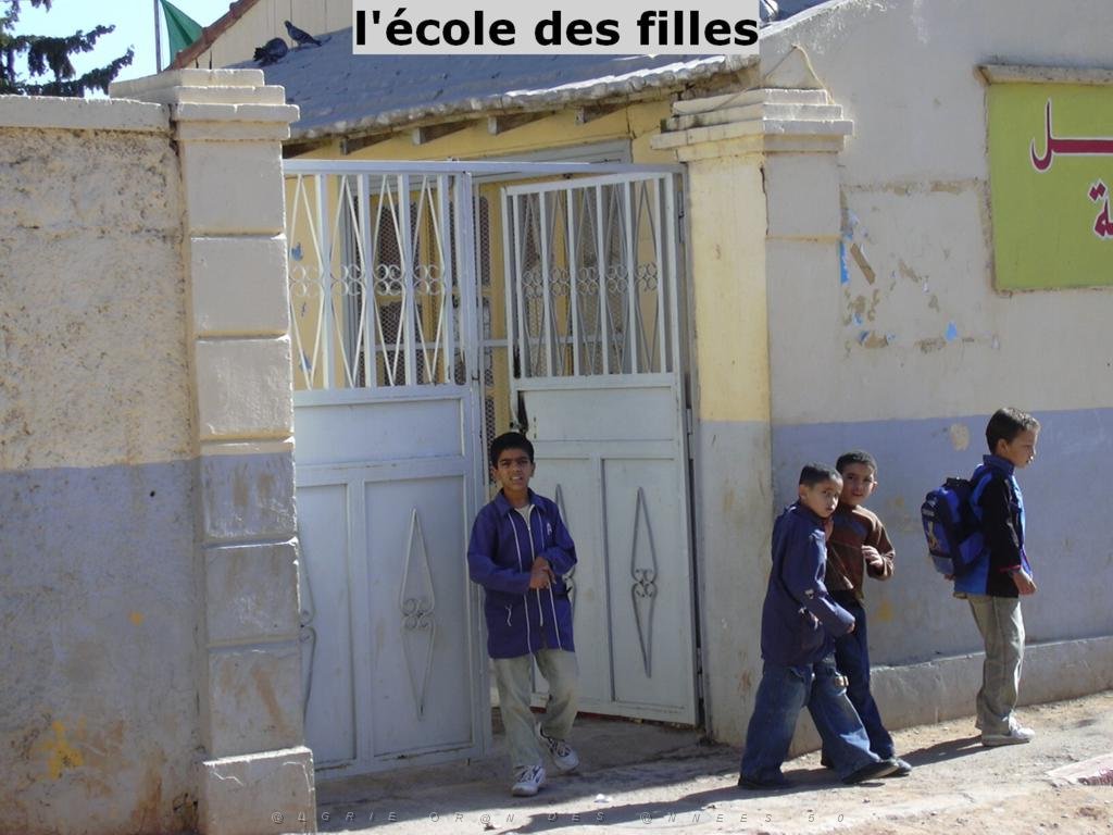 VOYAGE DU 10 2005 LA SENIA 046 L ANCIENNE ECOLE DES FILLES.JPG